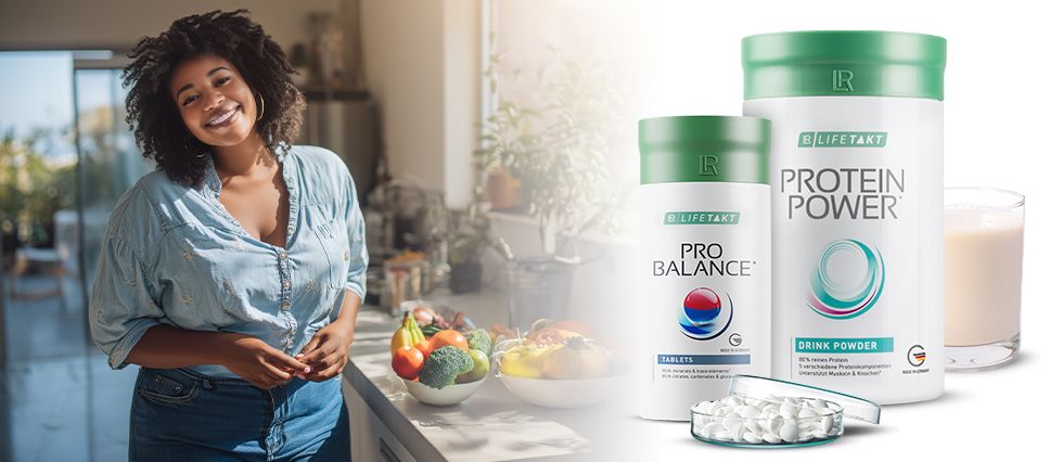 Eine Frau in der Küche, daneben Pro Balance und Protein Power